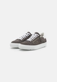 Sneakers cinza em camurça com atacadores e acentos brancos, apresentando um fecho lateral e uma sola de borracha branca texturizada. Design minimalista.