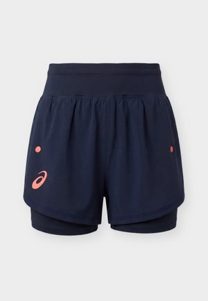 Shorts de sport superposés bleu marine avec taille haute et logo ASICS corail sur la jambe gauche.