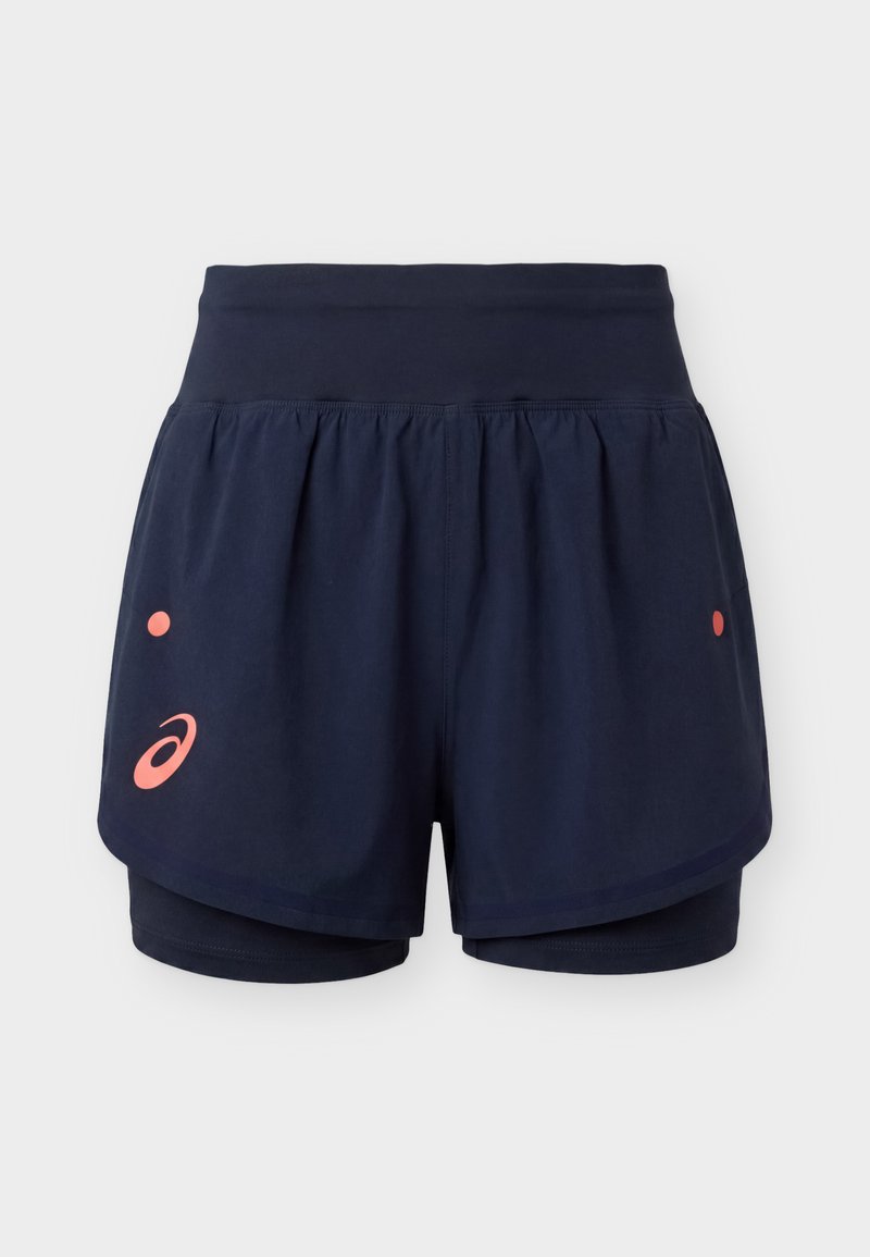 Marineblaue, mehrlagige Sportshorts mit hohem Bund und korallenfarbenem ASICS-Logo am linken Bein.