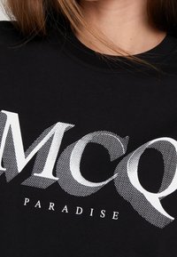 McQ Alexander McQueen Triko s potiskem - black