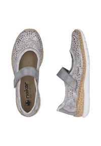 Chaussures en cuir argenté avec des motifs découpés, une sangle sur le milieu du pied et une semelle extérieure en caoutchouc blanc. Détails en liège sur la semelle extérieure.