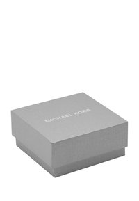 Scatola regalo grigia con superficie texturizzata, caratterizzata da un logo "MICHAEL KORS" bianco sulla parte superiore, forma quadrata e coperchio rimovibile.