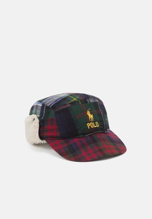 Ternet vinterhue med øreklapper, der har røde, grønne og marineblå mønstre samt en gul broderet Polo-logo foran.