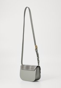 Borsa a tracolla con corpo in pelle grigia e patta testurizzata grigia, una tracolla sottile e regolabile, e un dettaglio in hardware dorato.