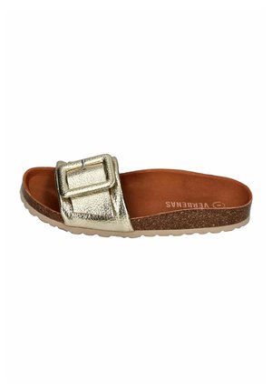 Sandale à talon doré métallique avec un grand accent de boucle, semelle en liège brun et semelle texturée. Surface lisse et design ouvert à l'avant.