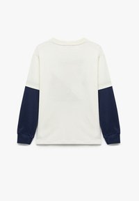 Weißes Sweatshirt mit langen Ärmeln in Marineblau, rundem Ausschnitt und glatter Textur. Verfügt über einen genähten Saum und Bündchen für erhöhte Haltbarkeit.