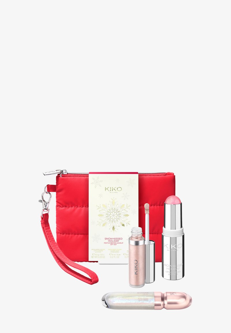 Rød quiltet kosmetisk veske, som inneholder et feriemakeupsett med sølv- og roséaksenter, inkludert en highlighter, blush-stift og leppeolje.
