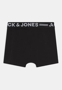 Crne pamučne bokserice s širokim elastičnim pojasom s imenom "JACK & JONES" u bijeloj boji, glatka tkanina i prilagođen kroj.