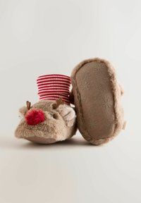 Chaussons pour bébé en marron doux, en forme de renne avec un nez rouge, des chevilles rayées rouges et blanches, et des semelles avec des motifs de flocons de neige.