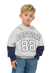 Szary hoodie z granatowymi rękawami, z dużym napisem "BOSTON 88" w granatowym kolorze, miękka faktura, swobodny krój oraz niebieskie dżinsy.