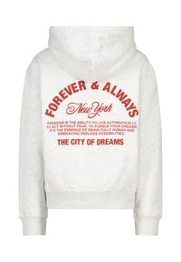 Sudadera gris claro con texto rojo en la parte trasera que dice "Forever & Always New York", además de una cita sobre la libertad y "La Ciudad de los Sueños".