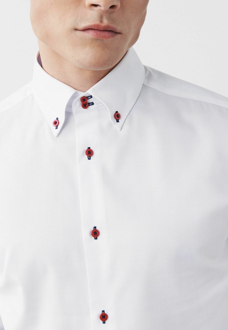 Herren Komplettanzüge | Next TRIMMED Businesshemd white burgundy red buttons/weiß - KY63636 Herren Komplettanzüge | Next TRIMMED Businesshemd white burgundy red buttons/weiß - KY63636