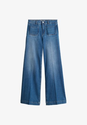 Jeans blu a gamba larga in denim con tasche a toppa frontali, chiusura con bottoni e dettagli di lavaggio verticale sbiadito.
