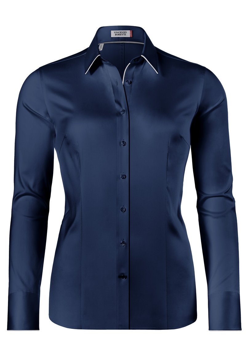 Chemise longue à manches en satin bleu marine avec un col pointu, accent blanc sur le bord du col et fermeture à boutons sur le devant, présentant une texture lisse et une coupe ajustée.