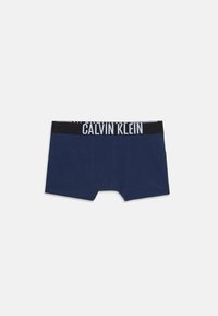 Boxer da uomo in cotone blu navy con elastico nero in vita, caratterizzato dal logo bianco "CALVIN KLEIN". Tessuto liscio, design aderente.