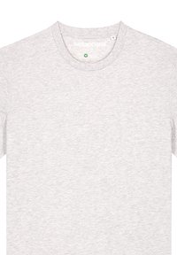 T-shirt gris à manches courtes en coton doux, avec un col rond et une étiquette de marque à l'intérieur du col.