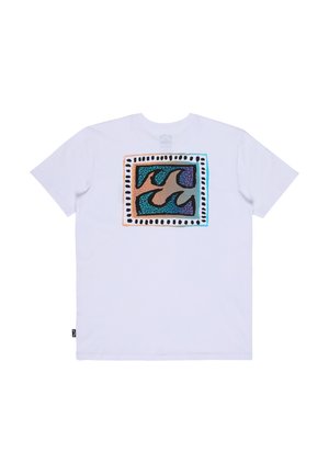 Wit T-shirt met korte mouwen met een kleurrijk abstract vierkant ontwerp met vlamvormen op het midden van de rug.