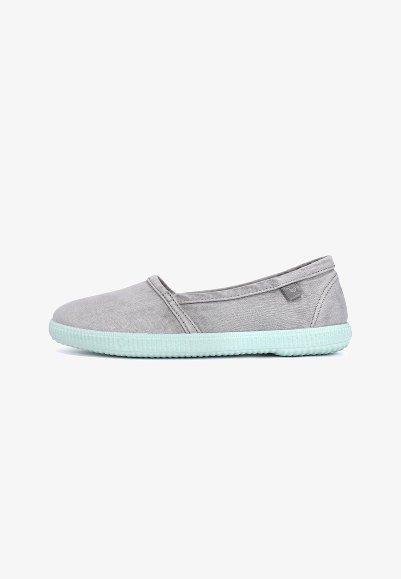 Chaussure en toile grise claire à enfiler avec une semelle en caoutchouc vert menthe, profil bas et design simple avec coutures.