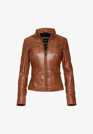 Veste en cuir marron au design ajusté, fermée par une fermeture éclair à l'avant, avec deux poches poitrine, des détails sur les épaules et un col montant. Fini texturé.