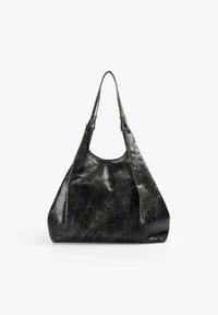 Bolso de hombro de cuero negro con un acabado brillante, que cuenta con una correa ancha y una forma relajada. La textura presenta un sutil patrón de grietas.