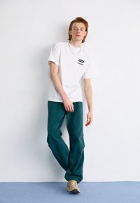 HUF GREDDY TEE - Apdrukāts T-krekls - white
