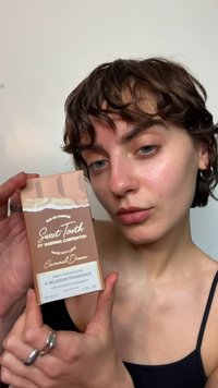Jasnobrązowe pudełko po perfumach z teksturowaną górą, z napisem "Sweet Tooth by Sabrina Carpenter" oraz "Caramel Dream" w złotym kolorze. Pojemność 30 ml.