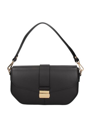 Sac à bandoulière en cuir noir avec une boucle rectangulaire dorée et une bandoulière réglable fixée par des éléments en métal doré.