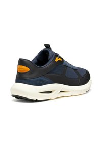 Zapatillas GEOX con una parte superior de malla en color azul marino, acentos sintéticos negros, detalles en naranja y una media suela blanca. Cuenta con una lengüeta en el talón.