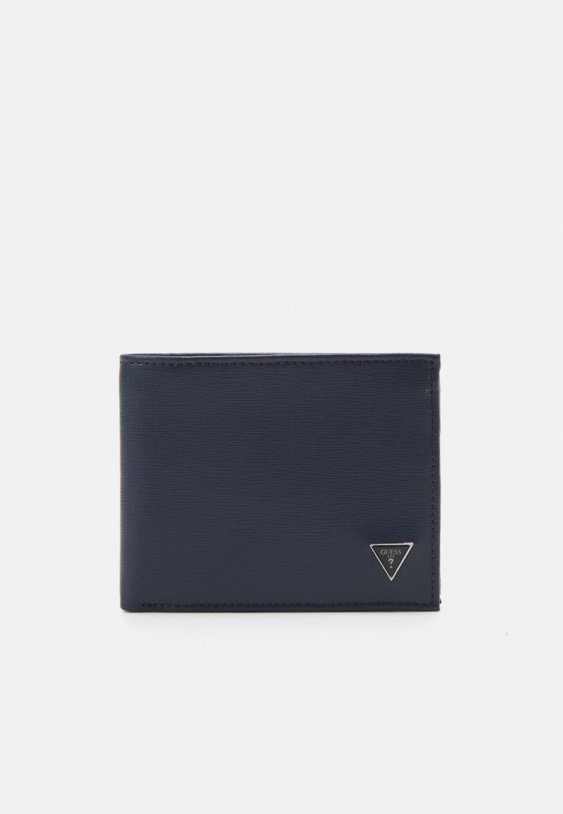 Mørkeblå lærpung med teksturert overflate, som har et trekantet sølvlogo som accent på forsiden og minimalistisk design.