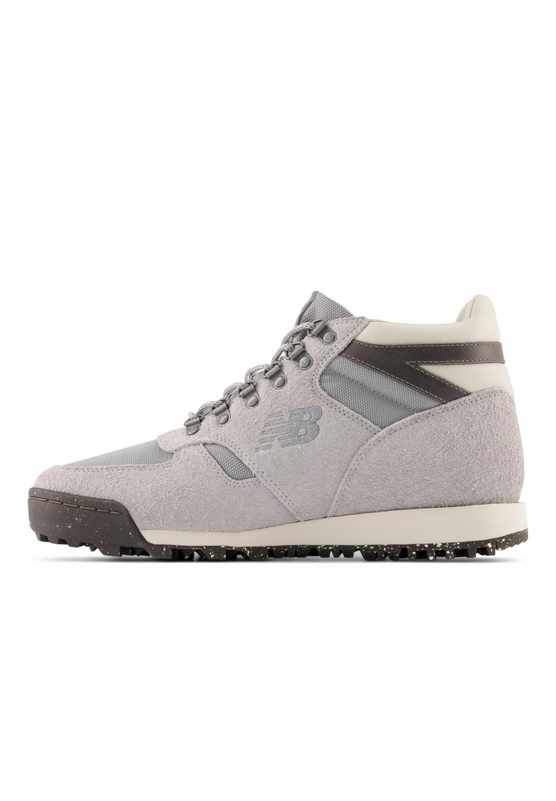 Hoge sneakers van grijs suède en mesh, met een gemarmerde rubberen zool, grijze veters en een subtiel logo-detail aan de zijkant.