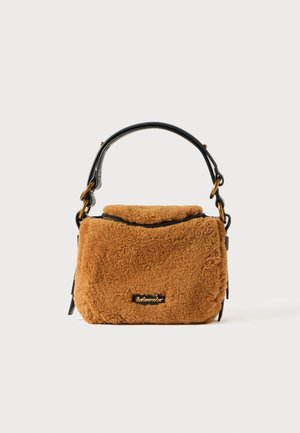 Borsa in ecopelle di pelliccia marrone con una texture morbida, forma rettangolare, manico in pelle nera e dettagli in metallo dorato. Presenta un logo sul davanti.