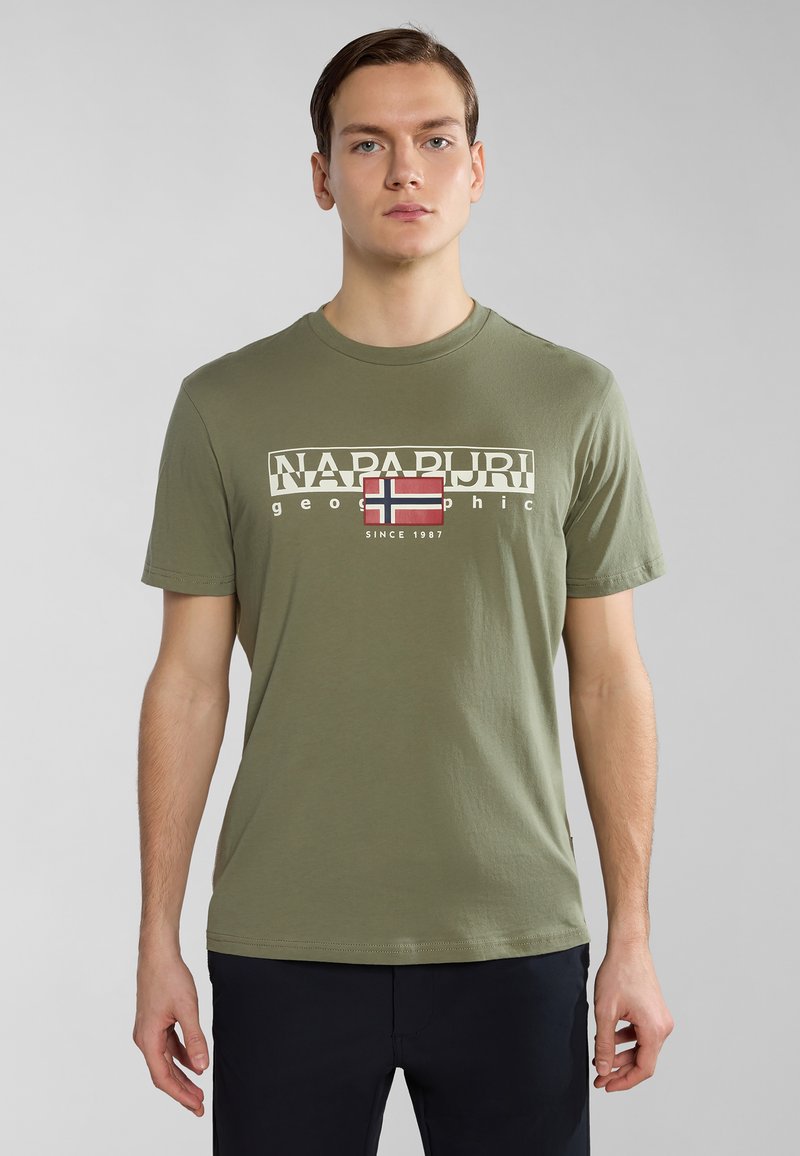 Napapijri - S-AYLMER - Camiseta estampada - green lichen, Ampliar