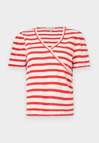 Raudonai ir baltai dryžuota trumpomis rankovėmis marškinėliai su V formos iškirpte ir asimetrišku dizainu. Pagaminti iš įgulos audinio, turinčio minkštą tekstūrą.