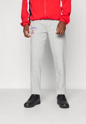 Pantaloni tuta grigi realizzati in tessuto morbido, con il logo viola "LAKERS" sulla coscia sinistra, dal taglio dritto e senza motivi visibili.
