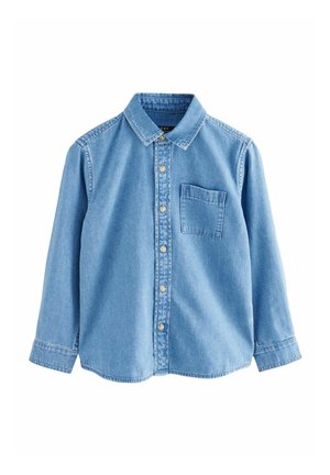 Lyseblå denimskjorte med lange ærmer, knapper foran, enkelt brystlomme og klassisk krave, lagt fladt på en hvid baggrund.