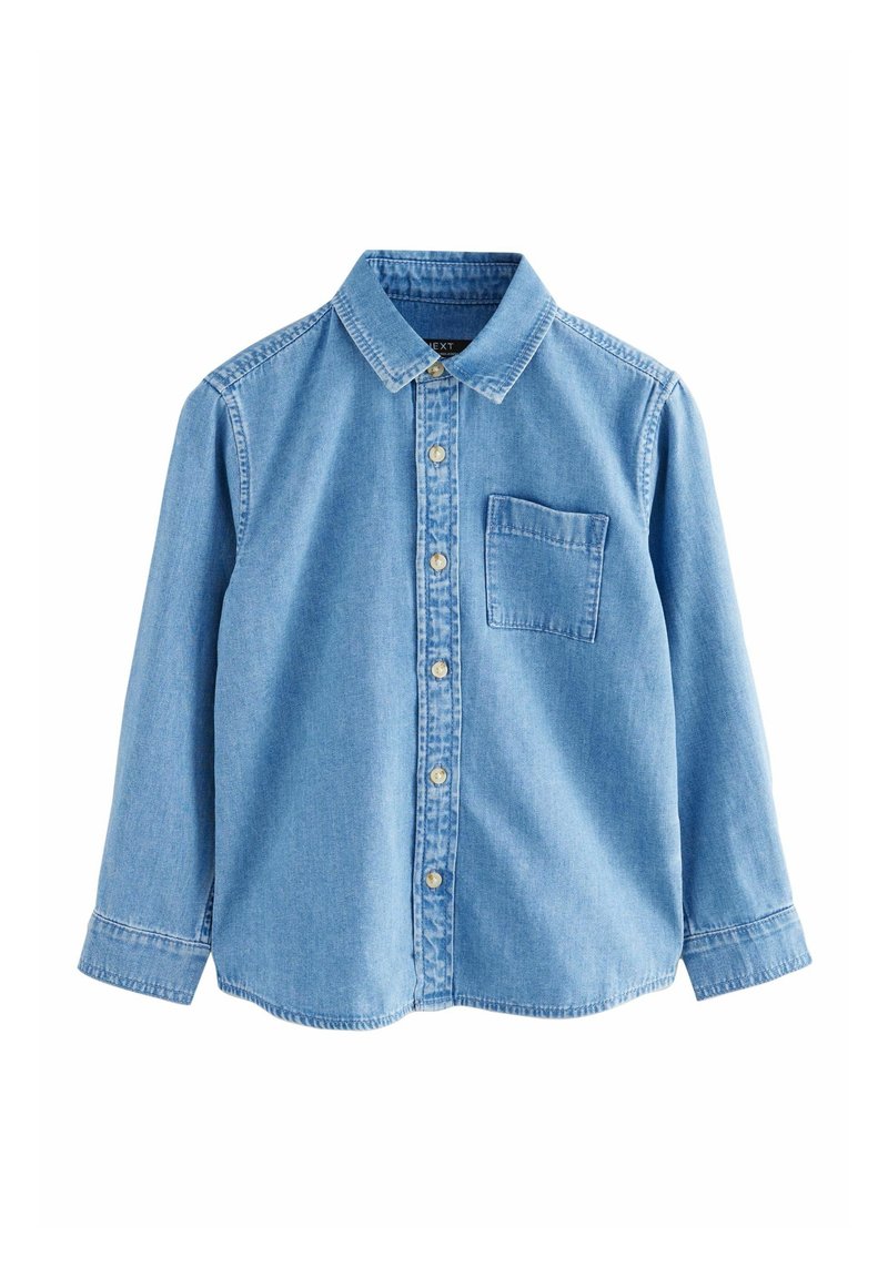 Chemise en denim bleu clair à manches longues, avec boutonnière sur le devant, une poche poitrine et col classique, étalée à plat sur fond blanc.