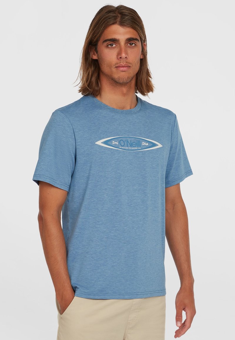 Blauw T-shirt met korte mouwen van zachte stof, voorzien van een witte ovale grafiek met de tekst "O'Neill" in het midden. Eenvoudig, casual ontwerp.