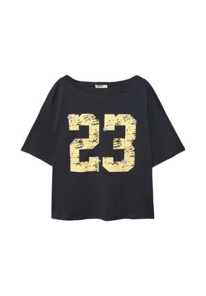 Czarny krótki T-shirt z krótkim rękawem, szerokim dekoltem i dużą wyblakłą żółtą cyfrą "23" na przodzie, ozdobiony małymi białymi kwiatami.