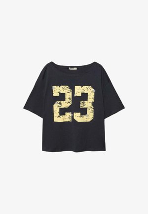 Czarny krótki T-shirt z krótkim rękawem, szerokim dekoltem i dużą wyblakłą żółtą cyfrą "23" na przodzie, ozdobiony małymi białymi kwiatami.