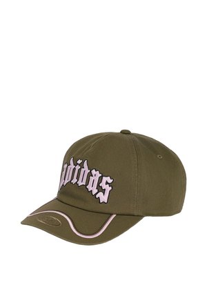 Olijfgroene baseballpet met lichtroze gotische borduursels die "apidas" spellen en een bijpassende roze gebogen lijn op de klep.