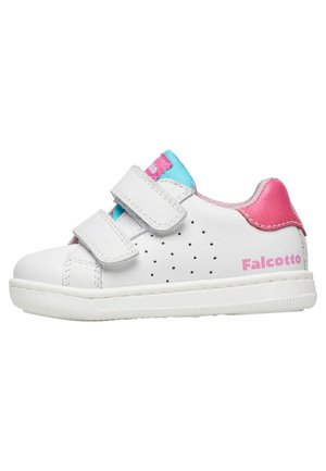 Sneaker in pelle bianca con accenti rosa e blu, due cinturini in velcro, dettagli perforati e suola in gomma testurizzata. Marca: Falcotto.