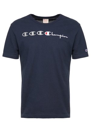 T-shirt à manches courtes bleu marine avec les logos et le nom Champion imprimés sur la poitrine et un petit patch logo sur la manche gauche.