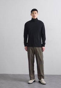 NN.07 CLIVE ROLL  - Strickpullover - black