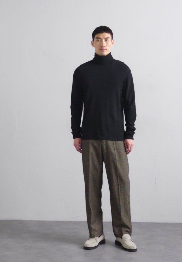 CLIVE ROLL  - Jumper3