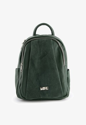 Grüner Kunstleder-Rucksack mit strukturierter Oberfläche, Reißverschlussfächern, einem oberen Griff und einer dekorativen Metall-Logoplatte auf der Vorderseite.