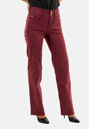 Jeans bordeaux à coupe slim, dotés d'une fermeture à bouton et à zip, de cinq poches et d'une texture en coton lisse. Longueur cheville équilibrée.