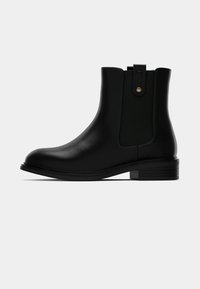 Μαύρες δερμάτινες μπότες μέχρι τον αστράγαλο με ελαστικές πλαϊνές ταινίες, στρογγυλή μύτη και χαμηλό τακούνι. Διαθέτουν βρόχο στην πίσω πλευρά για εύκολη εφαρμογή.