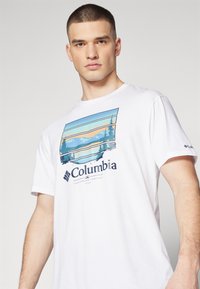 Columbia PATH LAKE™ GRAPHIC TEE  - T-shirts print - white/colorful