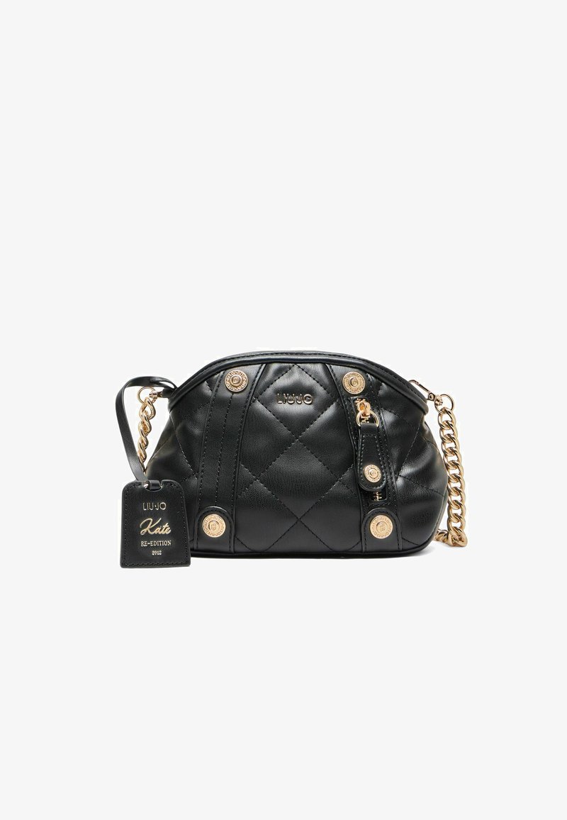 Geantă din piele matlasată neagră cu accesorii aurii, curea din lanț și o etichetă pe care scrie "Liu Jo Kate Re-Edition 2012." Formă rotundă cu model cusut.
