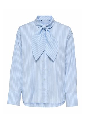 Chemisier à manches longues rayé bleu clair avec des boutons sur le devant et un grand nœud noué au niveau du col.